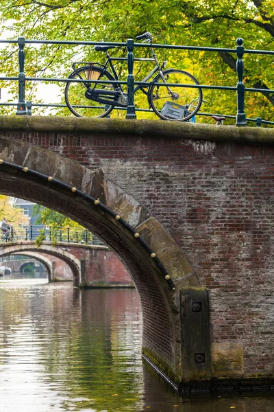 Vista de Ámsterdam con puentes y bicicletas en los Países Bajos — Foto de Stock