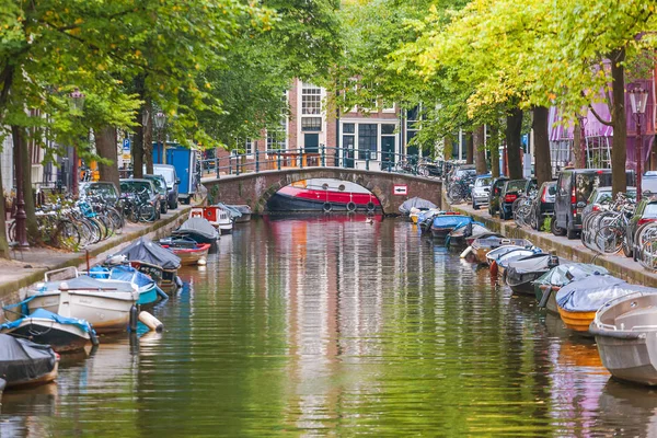 Kanály Amsterdamu s čluny, na pozadí tradičních domů — Stock fotografie