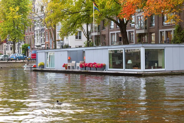 Los canales de Amsterdam con casas en el agua — Foto de Stock
