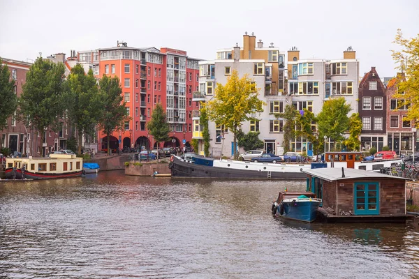 Les canaux d'Amsterdam avec des maisons sur l'eau — Photo