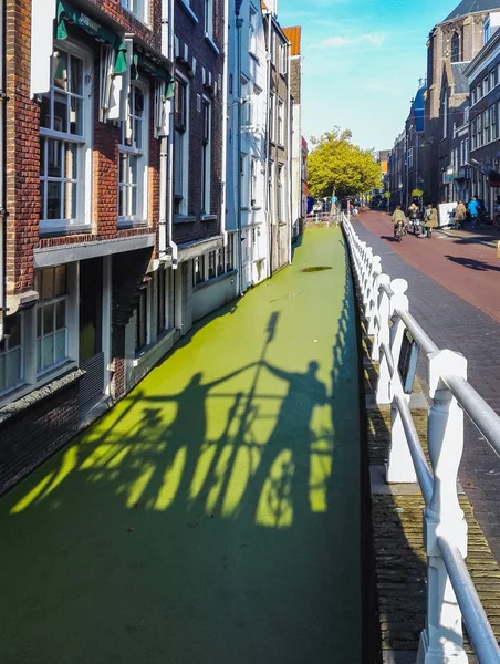 La vista del canal en Delft, Países Bajos — Foto de Stock