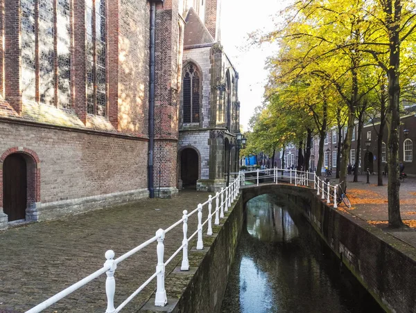 Delft vista da cidade com canais na Holanda — Fotografia de Stock