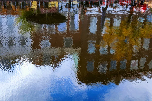 O reflexo na água de edifícios locais na cidade de Amsterdã, Holanda — Fotografia de Stock
