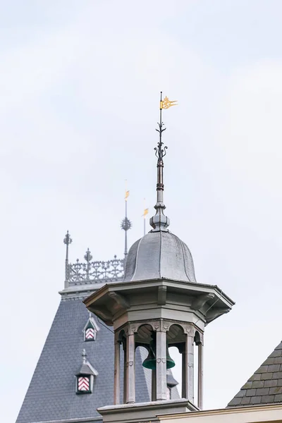 Vista tradicional de los edificios arquitectónicos techos en Holanda — Foto de Stock