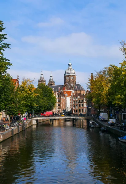 La vista del casco antiguo de Ámsterdam, Países Bajos —  Fotos de Stock