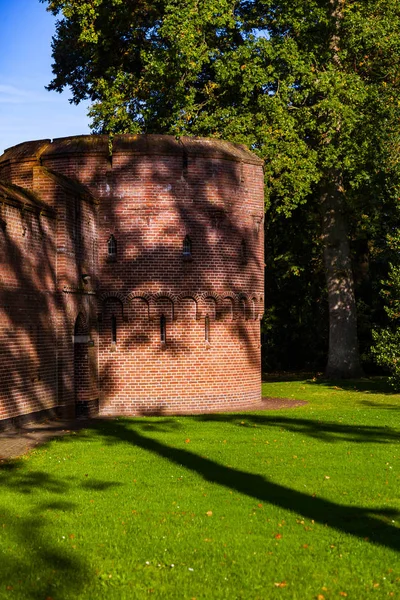 Pátio do castelo económico "De Haar", Países Baixos Fotografia De Stock