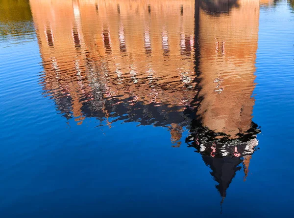 Reflektion i vatten slottet 'De Haar', Nederländerna — Stockfoto