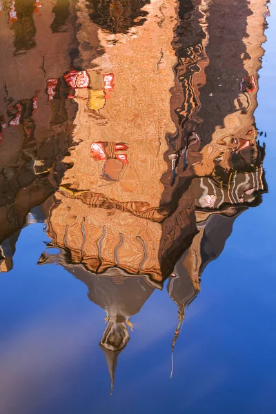 Reflexión en el castillo de agua 'De Haar', Países Bajos — Foto de Stock