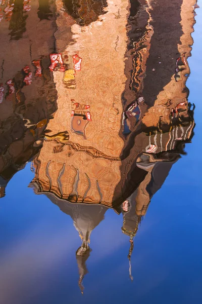 Отражение в водном замке "Де Мезьер", Нидерланды — стоковое фото