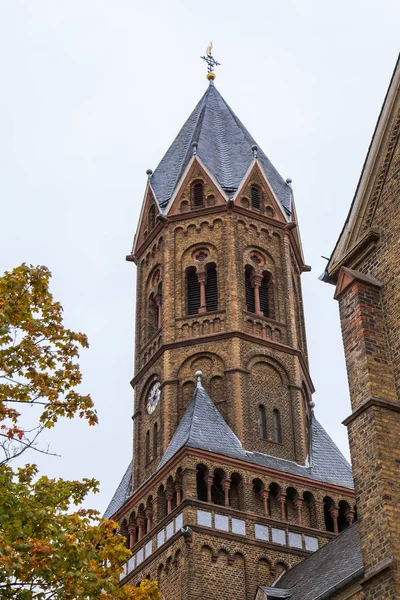 Vista tradicional de la torre y la torre sobre la arquitectura eropea — Foto de Stock