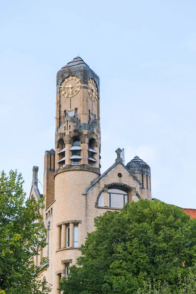 Vista tradicional de la torre y la torre sobre la arquitectura eropea — Foto de Stock