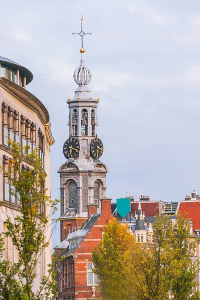 El campanario de la "Iglesia Vieja" en el casco antiguo de Ámsterdam — Foto de Stock