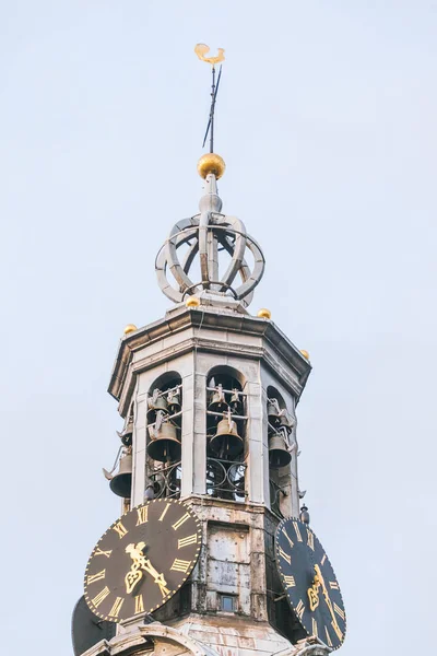 El campanario de la "Iglesia Vieja" en el casco antiguo de Ámsterdam — Foto de Stock