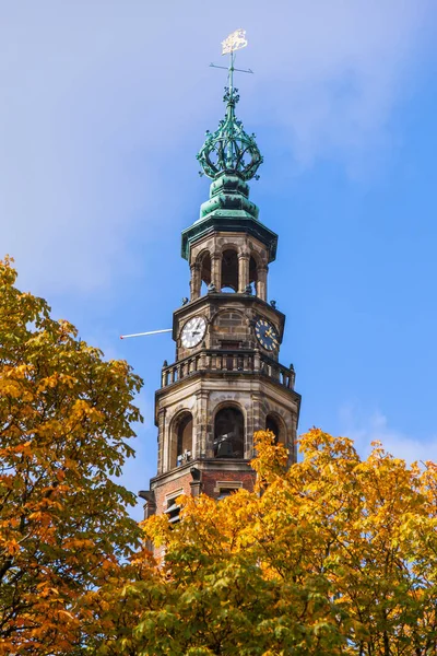 De spits van de toren van de kathedraal in Leiden — Stockfoto