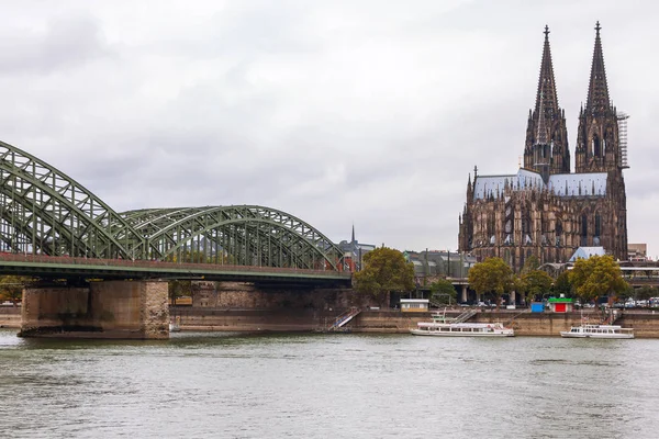 Vista da catedral e ponte de Koln, Alemanha Imagens De Bancos De Imagens