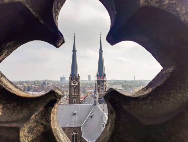 A vista da catedral gótica em Delft e cidade velha — Fotografia de Stock
