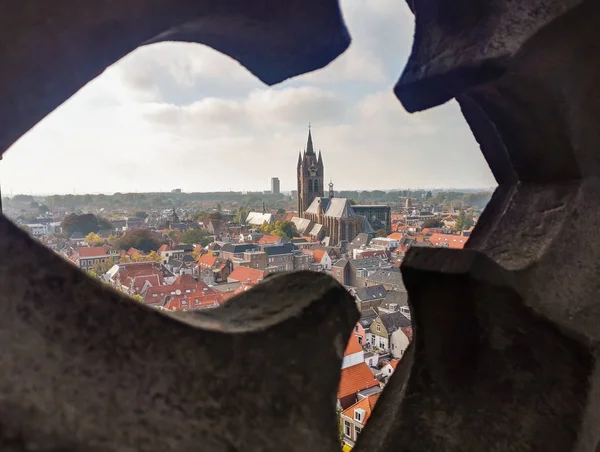 Delft ve eski şehrin Gotik Katedrali görünümünü — Stok fotoğraf