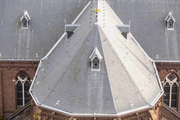 La vista del techo de la catedral gótica en Delft — Foto de Stock