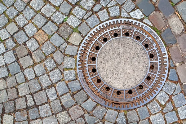 Manhole cover on pavement with patterns, Amsterdam — Stock Photo, Image