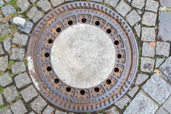 Manhole cover on pavement with patterns, Amsterdam — Stock Photo, Image