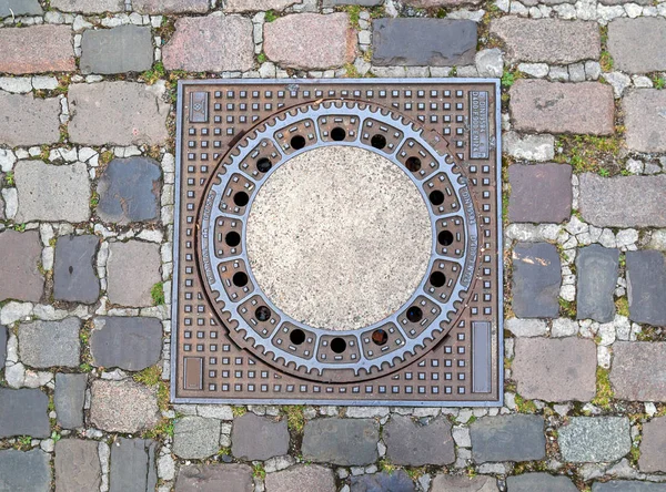 Tapa de alcantarilla en pavimento con motivos, Amsterdam — Foto de Stock