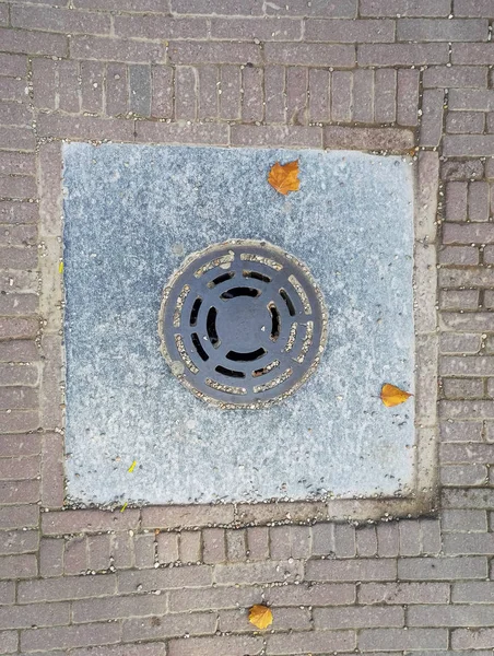 Manhole cover on pavement with patterns, Amsterdam — Stock Photo, Image