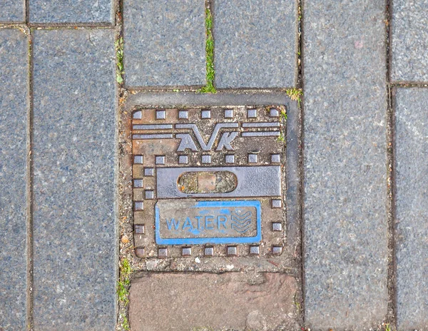 Tapa de alcantarilla en pavimento con motivos, Amsterdam — Foto de Stock