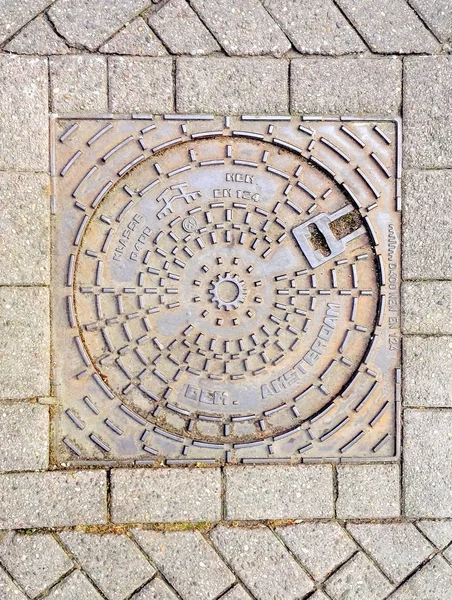 패턴, 암스테르담도로에 맨홀 뚜껑 — 스톡 사진