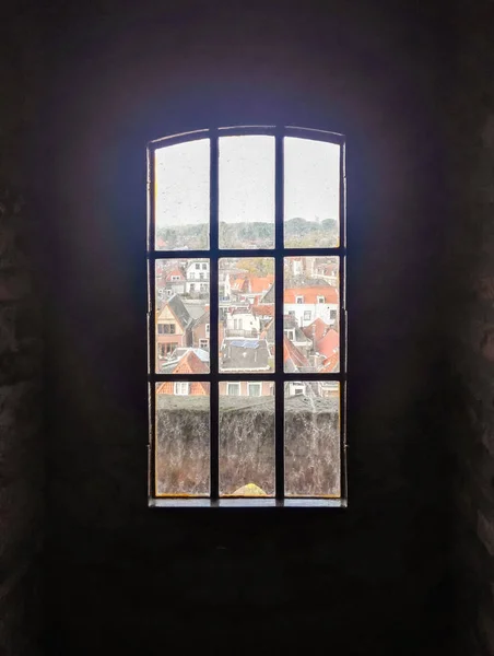Parede de tijolo com uma janela no castelo da cidade de Delft Fotos De Bancos De Imagens