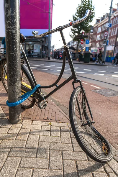 Vista de la ciudad de Amsterdam con bicicletas — Foto de Stock