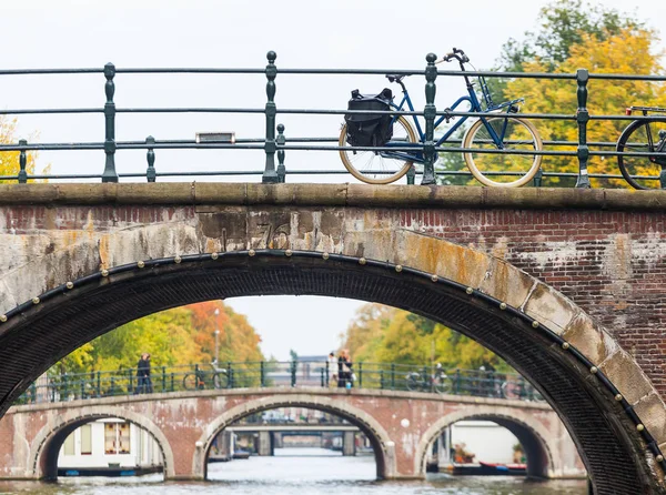 Vista de la ciudad de Amsterdam con puentes y bicicletas — Foto de Stock