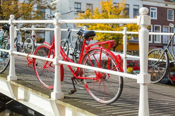 Vista de la ciudad de Amsterdam con puentes y bicicletas — Foto de Stock
