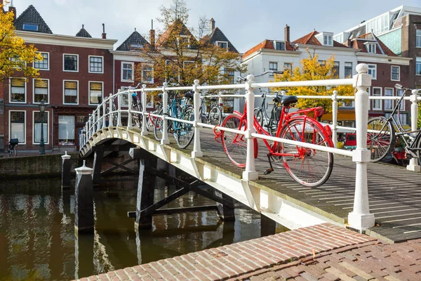 Vue sur la ville d'Amsterdam avec des ponts et des vélos — Photo