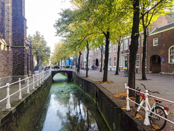 Місто з видом на Амстердама мостів і велосипеди — стокове фото