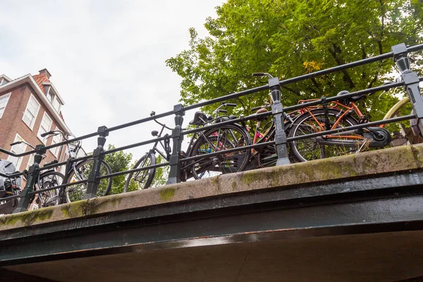 Vista da cidade de Amsterdã com pontes e bicicletas Imagens Royalty-Free