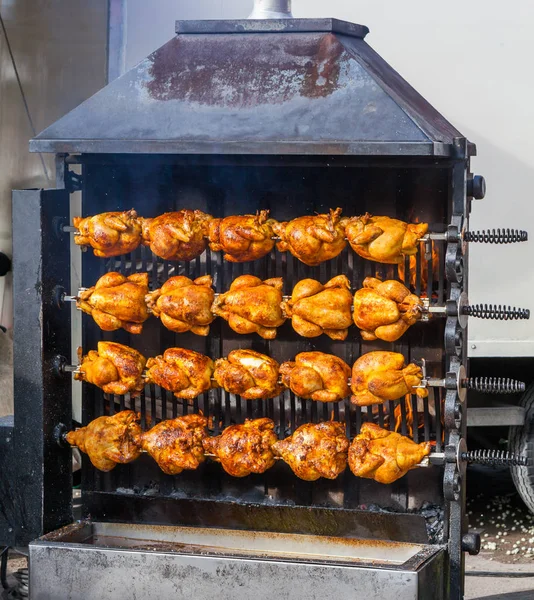 Устройство для приготовления многих порций жареной курицы — стоковое фото