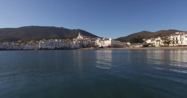 Volando vista panorámica de Cadaques — Vídeos de Stock