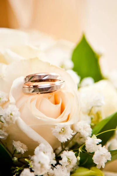 Snubní prsteny a kytice — Stock fotografie