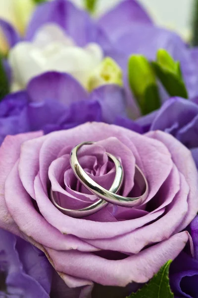 결혼 반지와 꽃다발 — 스톡 사진
