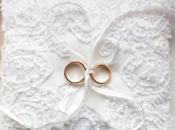 La composición de los anillos de boda de cerca — Foto de Stock