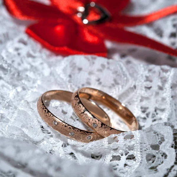 La composición de los anillos de boda de cerca — Foto de Stock
