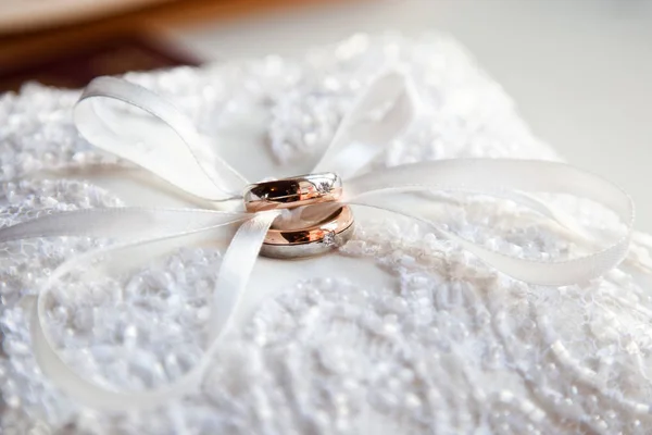 La composición de los anillos de boda de cerca — Foto de Stock