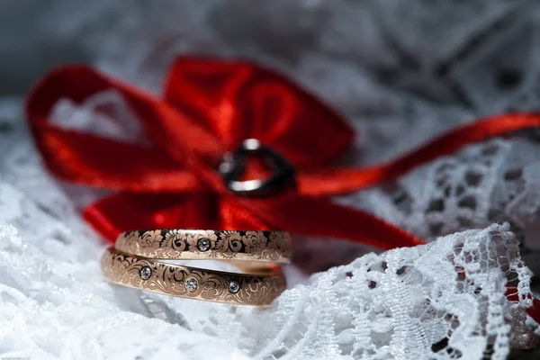 La composición de los anillos de boda de cerca — Foto de Stock