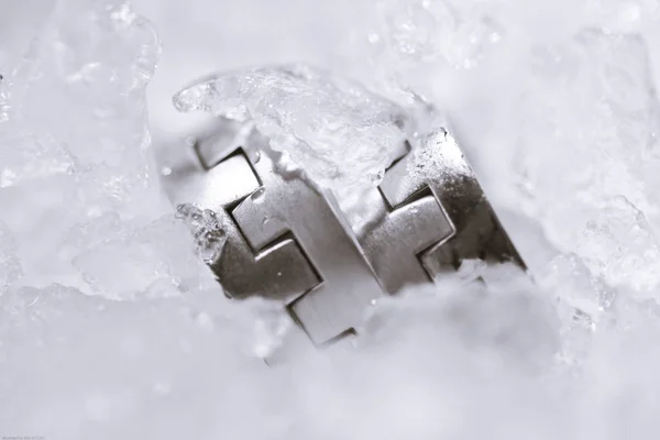 The composition of the wedding rings close up lying on the ice — Stock Photo, Image