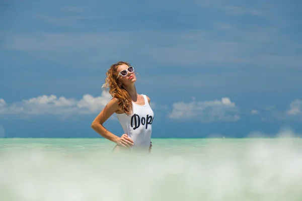 Model-Frau im Wasser am schönen Strand — Stockfoto