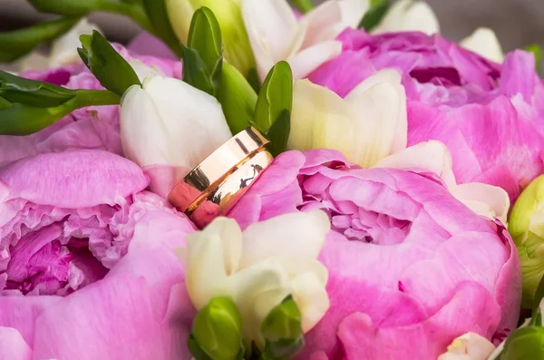 Anillos de boda y ramo — Foto de Stock