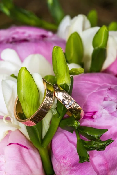 Anillos de boda y ramo — Foto de Stock