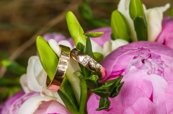 Anillos de boda y ramo — Foto de Stock