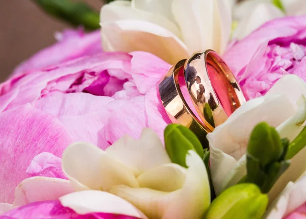 Anillos de boda y ramo — Foto de Stock