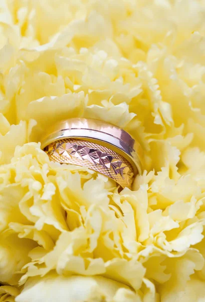 La composición del ramo y anillos de boda de cerca — Foto de Stock